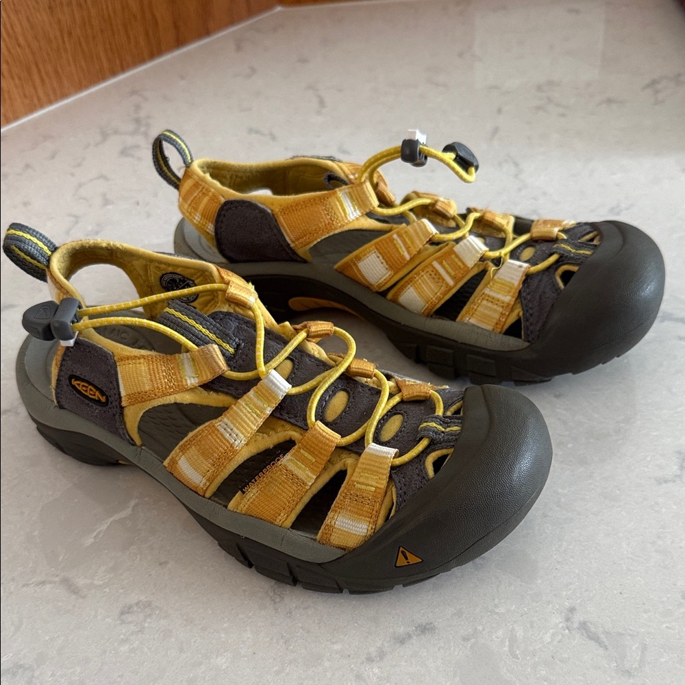 KEEN  unisex Yellow and Black Adventure Sandals